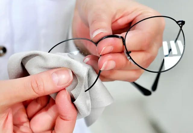 Cover image for Comment prendre soin de vos lunettes de vue ?